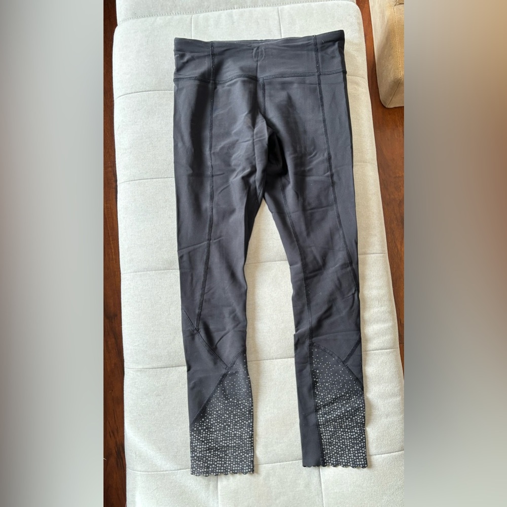 Lululemon black leggings with reflective scalloped hem size 6 small